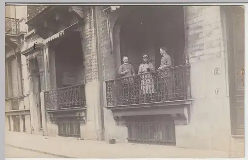 (35776) Foto AK 1.WK Soldaten auf Balkon, 1914-18