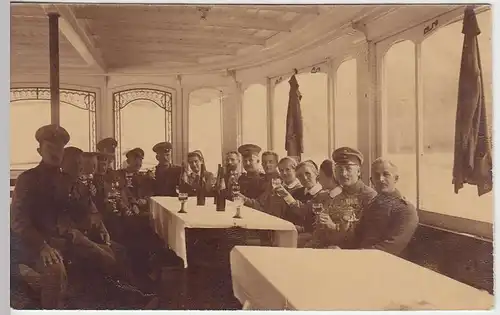 (35774) orig. Foto 1.WK Soldaten mit DRK-Schwestern beim Glas Wein