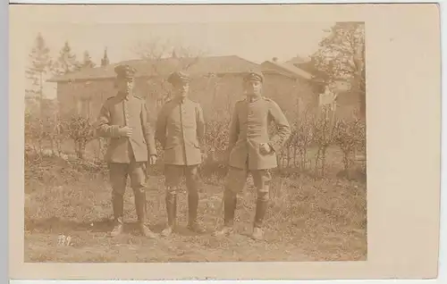 (35772) Foto AK 1.WK, Soldaten vor Gebäude, Feld-Postkarte 1916