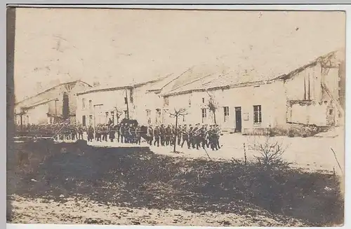 (35767) orig. Foto Soldaten Einmarsch mit Musikzug, zerstörter Ort 1935