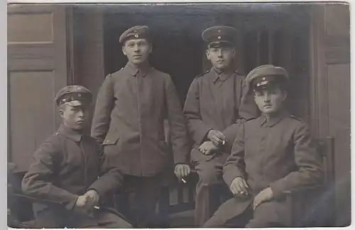 (35759) Foto AK 1.WK Soldaten mit Zigarette, Kabinettfoto 1914-18