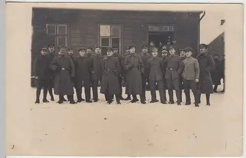 (35720) Foto AK 1.WK Soldaten, Offiziere, Gruppenfoto vor Baracke 1914-18