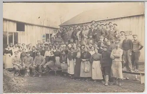 (35707) Foto AK 1.WK, Soldaten und Arbeiter vor Maschinenbau-Halle, 1918