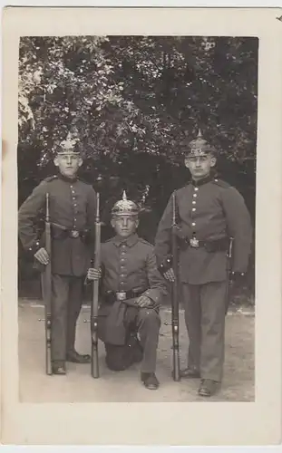 (34116) Foto AK Soldaten 1.WK mit Gewehr und Pickelhaube, 1914-18