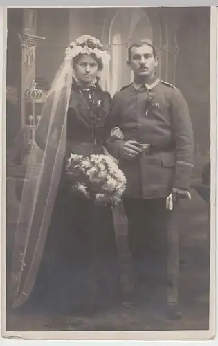 (33986) Foto AK Hochzeitspaar, Bräutigam in Uniform, vor 1945
