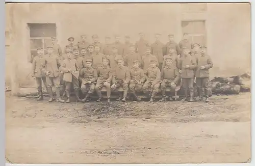 (33244) orig. Foto 1.WK Gruppe Soldaten vor Gebäude, 1914-18