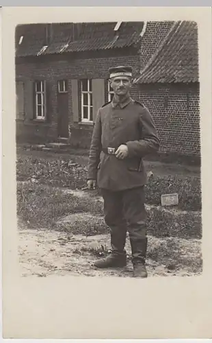 (27515) Foto AK 1. WK Soldat vor Gebäude 1917