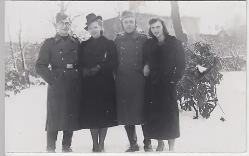 (21996) Foto AK Militaria, Soldaten (Luftw.) u.Frauen, Winterspazierg 1933-45