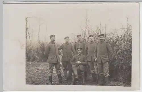 (21979) Foto AK Militaria, Soldaten, Gruppenbild vor Hecke 1914-18