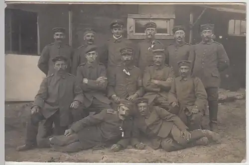 (21942) Foto AK Militaria, Soldaten, Gruppenfoto vor Baracke 1914-18