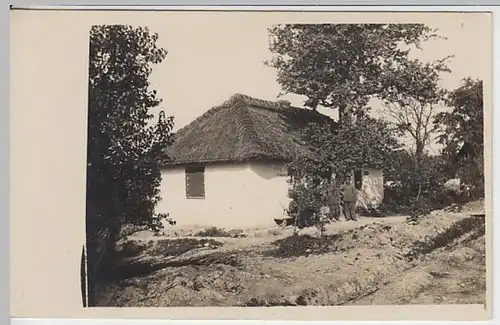 (21937) Foto AK Militaria, Soldaten vor reetgedecktem Haus 1914-18