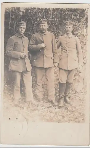 (106010) Foto AK Drei Soldaten vor Mauer, 1. WK, Feldpost 1915