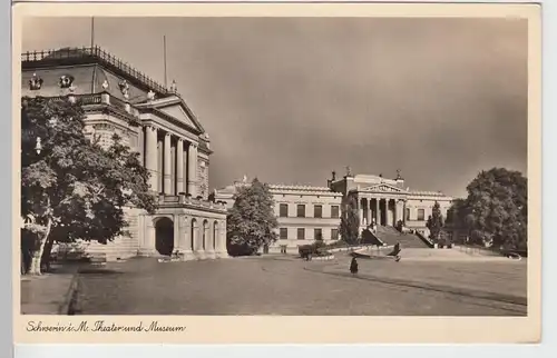 (94640) Foto AK Schwerin, Meckl., Theater, Museum, Feldpost 1943