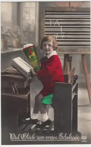 (11130) Foto AK Schulanfang, Mädchen a. Schulbank mit Zuckertüte 1927