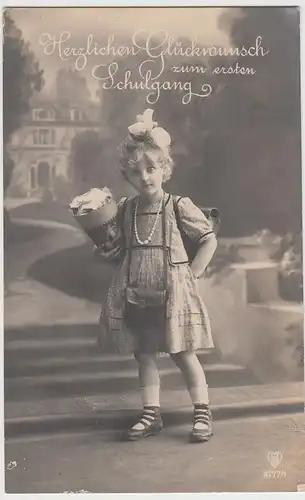 (110288) Foto AK Glückwunsch zum ersten Schulgang, Mädchen mit Zuckertüte 1910er