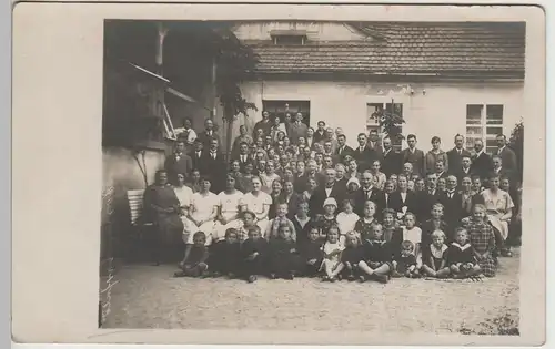 (81361) Foto AK Dobritsch bei Sagan, Personengruppe vor Gebäude, 1928