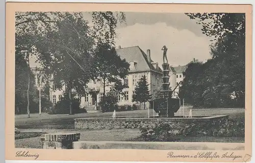 (84777) AK Schleswig, Brunnen i.d. Lollfußer Anlagen, vor 1945