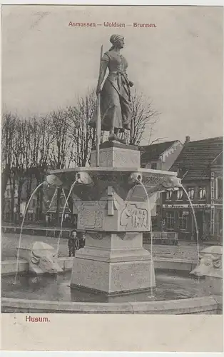 (72815) AK Husum, Asmussen-Woldsen-Brunnen, vor 1945