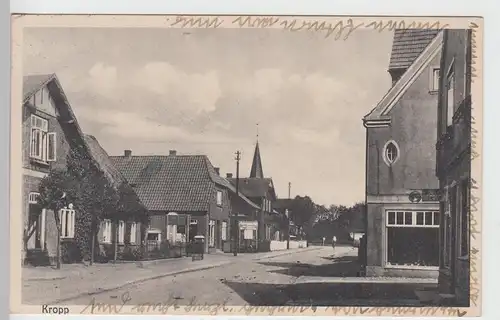 (108798) AK Kropp, Straßenansicht mit Kirchturm 1941