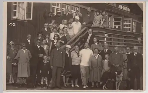 (105516) Foto AK Rantum, Personen vor dem Seeheim "Alt-Rantum" um 1920