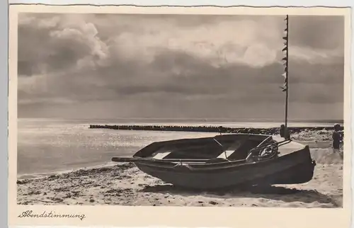 (84338) Foto AK Abendstimmung, Boot am Strand