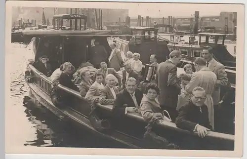 (66215) Foto AK Personen im Boot, Hafenrundfahrt, vor 1945