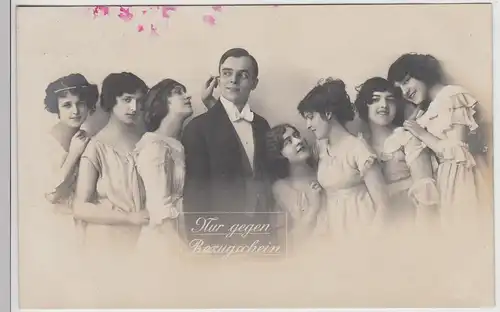 (114764) Foto AK Mann m. jungen Damen >Nur gegen Bezugsschein< 1917, Motiv 5