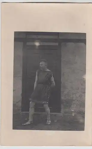 (52190) Foto AK junger Mann, Pose im Theaterkostüm, vor 1945