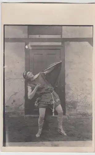 (52187) Foto AK junger Mann, Pose im Theaterkostüm, vor 1945