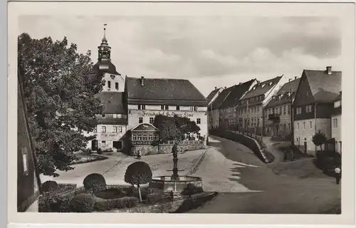 (76189) Foto AK Lauenstein, Erzgeb., Markt, Brunnen, Goldener Löwe 1957