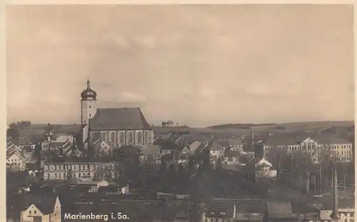(107915) Foto AK Marienberg, Sachsen, Kirche St. Marien, Eisenbahn, Waggons, Bah