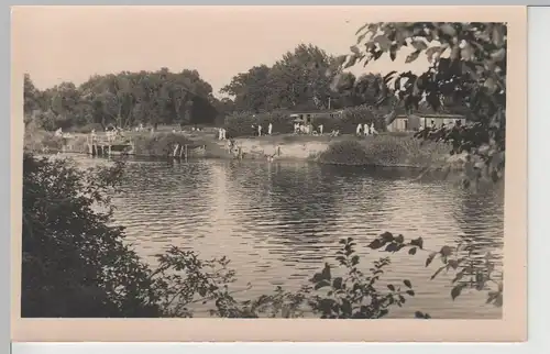 (79987) Foto AK Biederitz, Badegäste am Fluss 1958