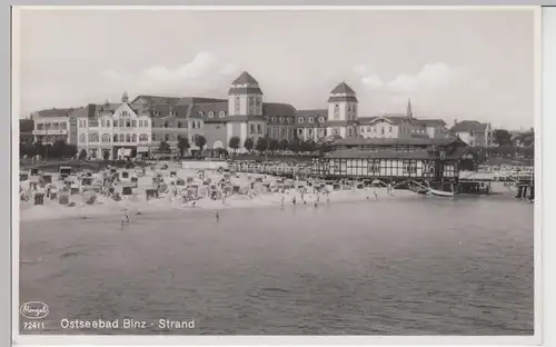 (103052) Foto AK Ostseebad Binz, Strand mit Kurhaus, vor 1945