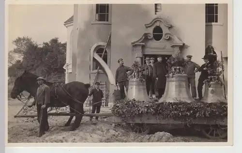 (108977) Foto AK Pferdefuhrwerk mit drei Kirchenglocken auf Wagen, geschmückt, v