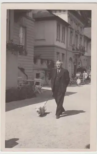 (9910) Foto AK Bad Bertrich? Herr mit Hund, vor 1945