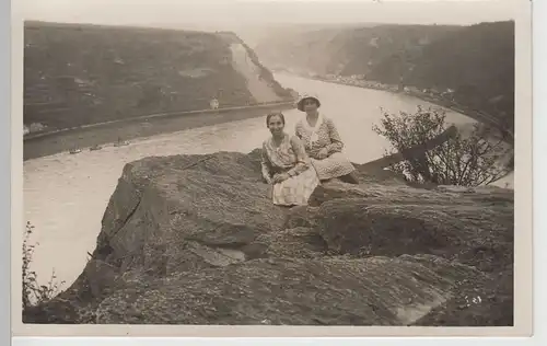 (78455) Foto AK 2 Damen posieren auf dem Loreleyfelsen, 1930