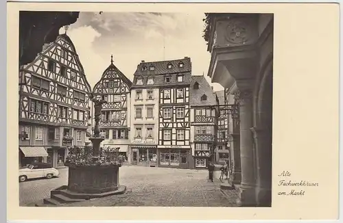 (40621) Foto AK Bernkastel, Alte Fachwerkhäuser am Markt 1953