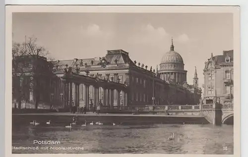 (101722) Foto AK Potsdam, Stadtschloss mit Nicolaikirche, vor 1945