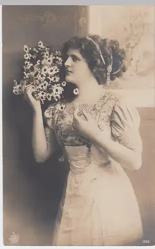 (50514) Foto AK Fröhliche Pfingsten, junge Frau mit Blumen, 1912