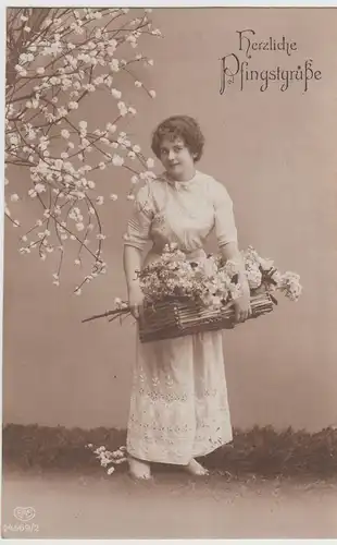 (114704) Foto AK Herzliche Pfingsgrüße, Frau mit Blumenkorb 1917
