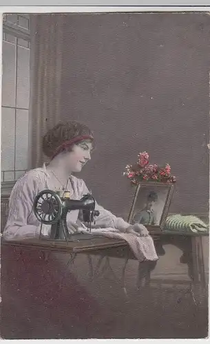 (98490) AK Patriotika, Frau an Nähmaschine denkt an Mann im Felde, 1916
