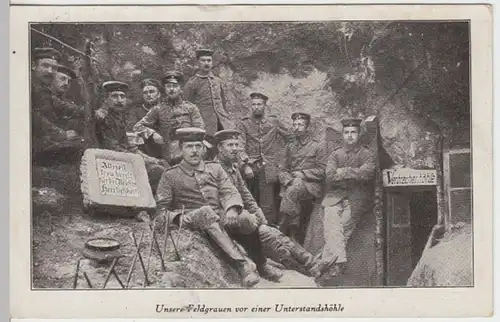 (16334) AK Patriotika, Feldgraue vor Unterstandshöhle, Feldpost 1916