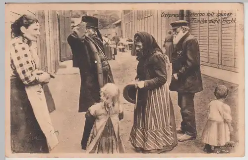 (114036) AK Ostpreußischer Veteran mit Familie auf Flucht 1919