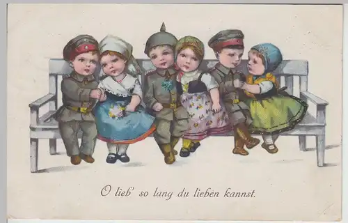 (113976) Künstler AK Kleine Soldaten, Mädchen in Tracht auf Bank, Feldpost 1918
