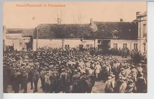 (100276) AK Abend Platzmusik in Feindesland, Soldaten, 1. WK, 1915