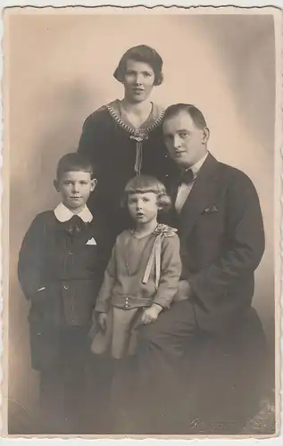 (81147) orig. Foto junges Paar und Kinder, vor 1945