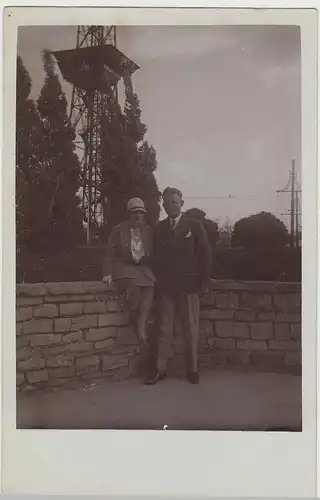 (73263) orig. Foto junges Paar vor dem Funkturm Berlin, vor 1945