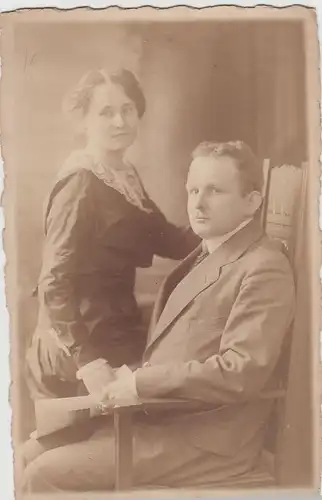 (68987) orig. Foto Paar, Herr im Stuhl, vor 1945