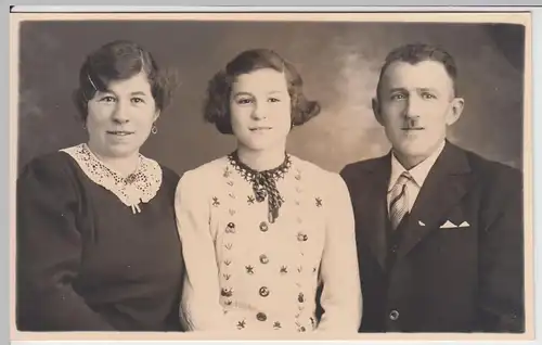 (59707) Foto AK Paar mit Mädchen (Familie), Kabinettfoto Dez. 1940
