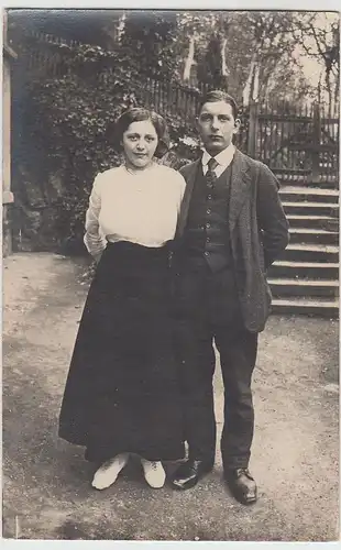 (59705) Foto AK Porträt junges Paar, vor 1945
